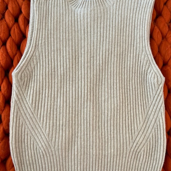 Beautiful vest - Picture 3 of 4